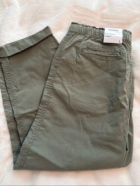 Sonoma Women's Mid-Rise Capri Pants in Olive Green
